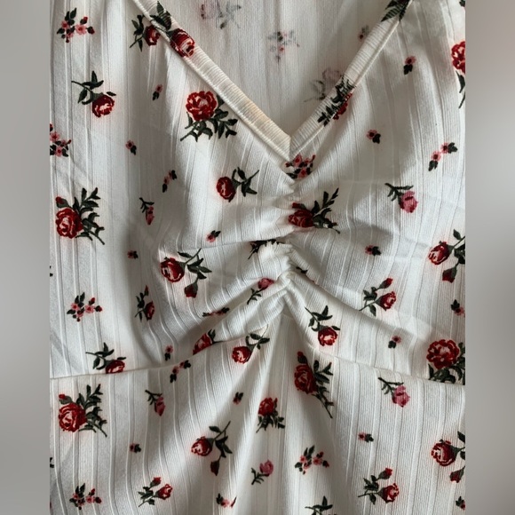 NWT Crop top with cute flowers size Medium - Picture 6 of 10